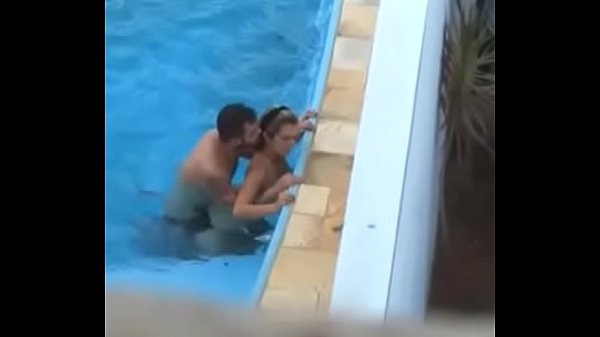 Coroa Fudendo Dentro Da Piscina Amadora