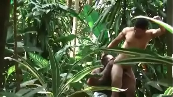 Coroa Gay Brasileiro Dando O Rabo Em Cima Da Mesa