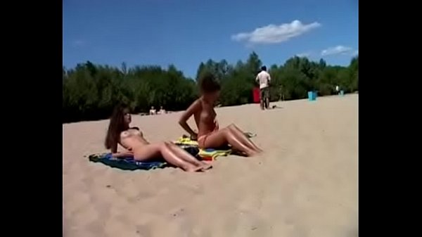 Coroa Mamando Na Praia Nudismo