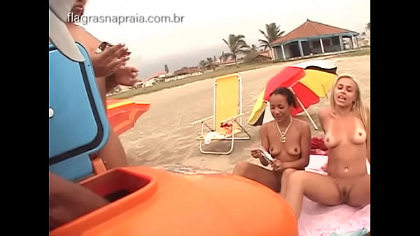 Coroa Peludo Metendo Na Praia De Nudismo