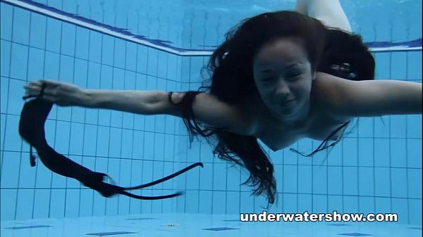 Loira Nua Na Piscina Coroa