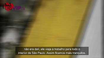 Coroa gordinha  batendo  punheta  para o marido  e engolindo  a  porra