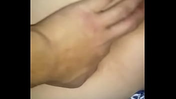 Velha tocando sirica na frente da cam