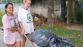 Moradoras de Rua mijando na rua