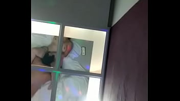 Coroa cinquentona caseira sendo chupada e gozando no motel com amante