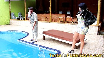 Morena gostosa dando para o limpador da piscina