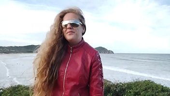 Coroa chupando na praia de SC 2024