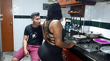 Coroa tranzando na cozinha